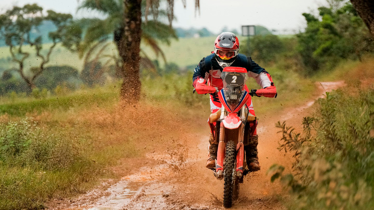 Pilotos da equipe Honda Racing são destaques na prova, que abriu a temporada do Brasileiro de Rally Cross Country em Araxá (MG)