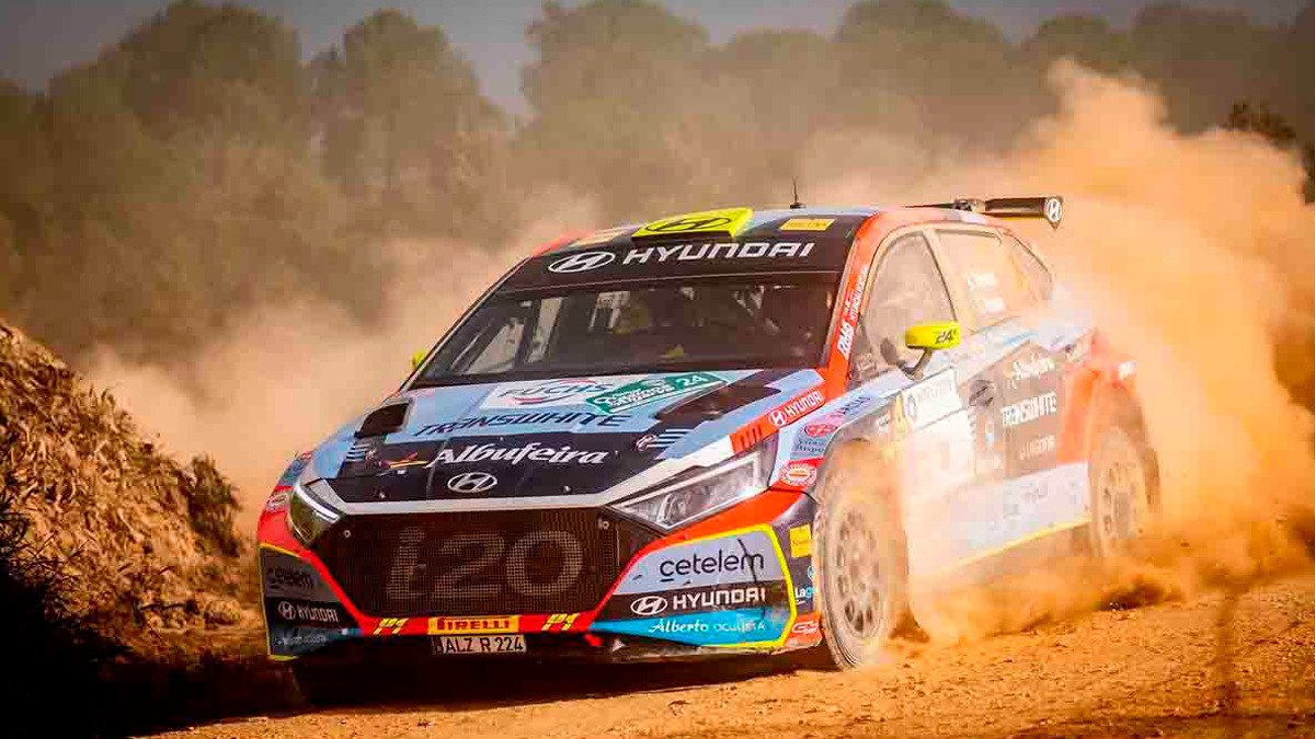 Está carimbada a vitória de Ricardo Teodósio/José Teixeira (Hyundai i20 N Rally2) no Rali Casinos do Algarve 2023. Miguel Correia/Jorge Carvalho (Skoda Fabia Rally2 evo), dupla da ARC venceu a Power Stage , mas foi a dupla da Team Hyundai Portugal a triunfar. É uma vitória saborosa para Teodósio que vence em casa, no “seu” rali. Pedro Meireles/Pedro Alves (Hyundai i20 N Rally2) concluíram com nota positiva este rali, com um pódio merecido, depois de uma sólida prestação.